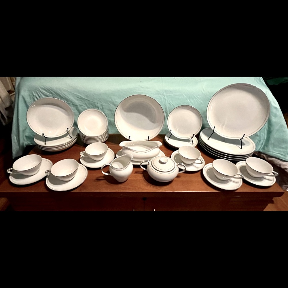 China dishes Eternally Yours
by MODERN CHINA & TABLE
INSTITUTE